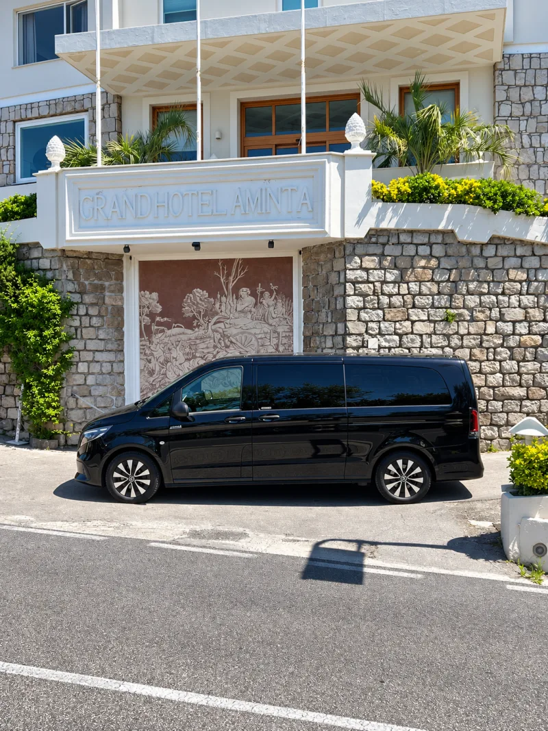Il Mercedes Vito Extralong 2026, nero, di profilo davanti al Grand Hotel Aminta