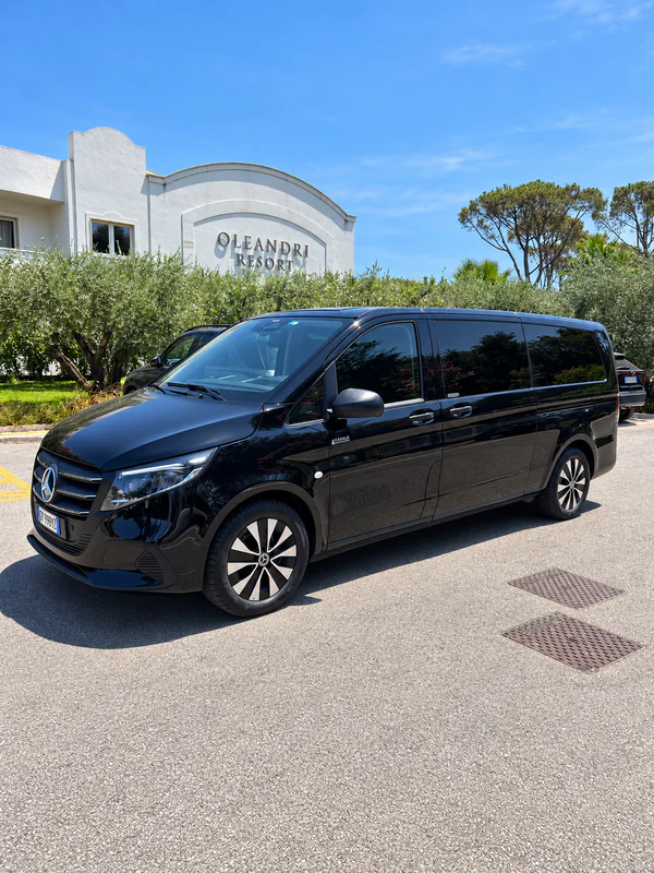 Il Mercedes Vito Extralong 2026, nero, davanti all’Oleandri Resort