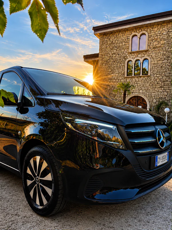 Il Mercedes Vito Extralong 2026, nero, al tramonto davanti a una villa in pietra